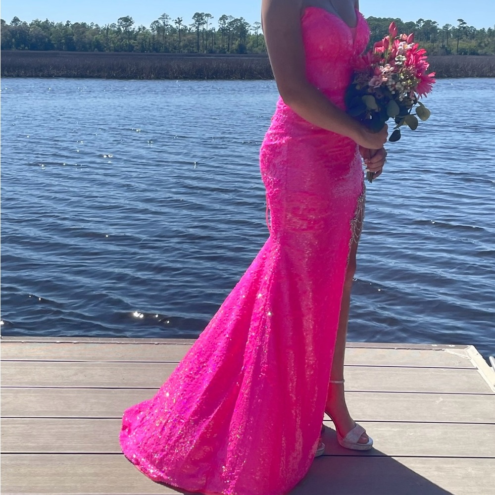 Size 4, unaltered. Corset back.